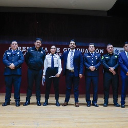 Adolfo con Policias